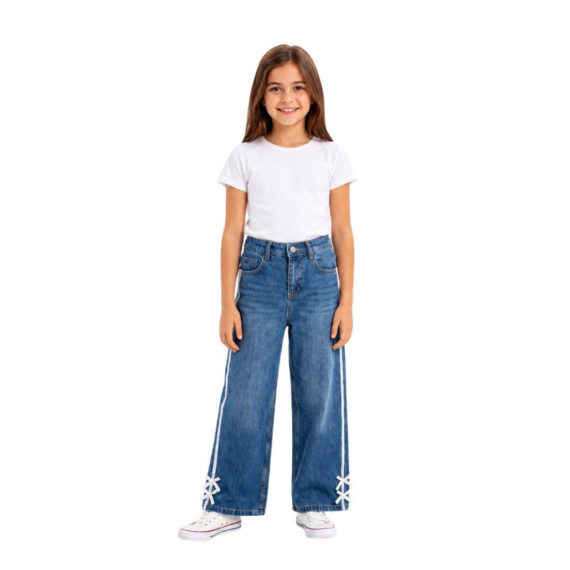Girl wearing a blue wide-leg jeans 